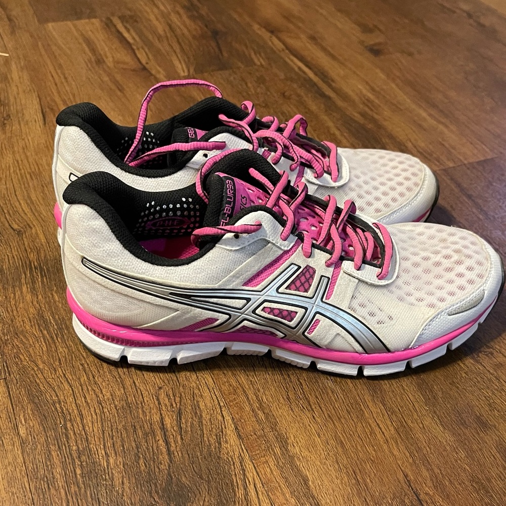 Women’s Asic’s Tennis shoes. Color: White with pink. Size:9 1/2